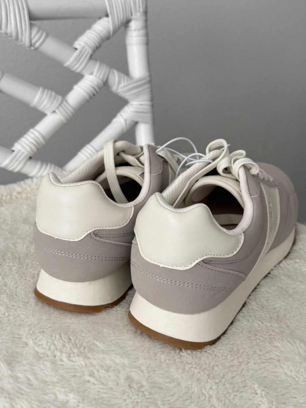 Calvin Klein Women's Koccallena-R Gray White Lace Up Sneakers 11 M NWOB - Picture 3 of 10